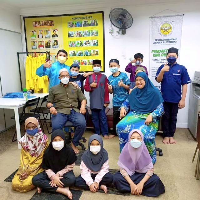 Guru dan murid Al-Wardah bergambar bersama