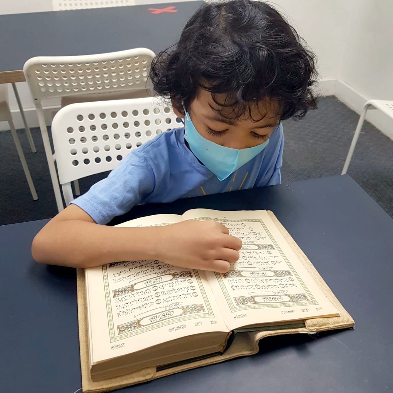 Murid membaca Al-Quran