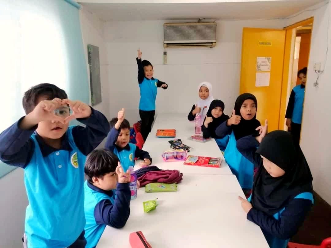 Murid gembira di dalam kelas